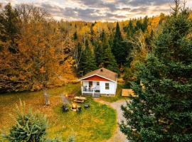 Chalet with Spa in the Forest- Nature Awaits, hotel a Saint-Tite-des-Caps