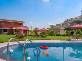 StayVista at Hillside Paradise in Sohna with Jacuzzi, kids play area, view of Aravalli Hills โรงแรมในDhauj