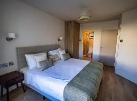 3 Bed House Sleeps 8 -Garden - Free Parking - WiFi