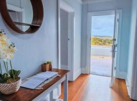 Esplanade Classic Art Deco with Stunning Views, ξενοδοχείο σε Victor Harbor