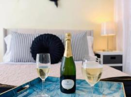 Cozy Private Studio Parking and BBQ, hotell sihtkohas Opa-locka