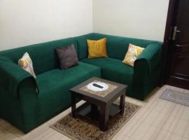 جناح غرفتين وصالة لشخصين مع أطفال الرايس, Hotel in Rayyis