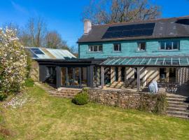 Farmhouse with Garden & Countryside Views, hotel di Halwell