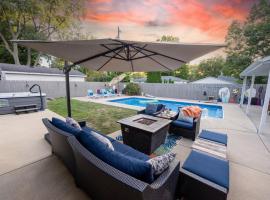 Central location Hot Tub Heated Pool Digital Game Table, Hotel in Normal