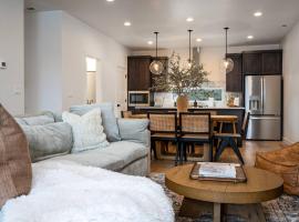 Modern Mountain Escape R5054Snowbasin Ski Getaway, Hotel in Morgan