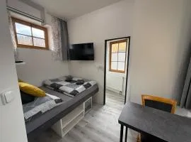 Garsoniéra s výhledem na zámek