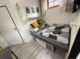 Garsoniéra s výhledem na zámek