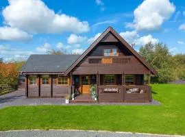 Scandi Cabin in Heart of Anglesey with Parking