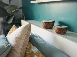 House - Sleeps 6 - Private Garden & Parking