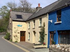 Bwthyn Strathmore - Charming 18th-Century Cottage in Solva's Heart, hotel din Solva