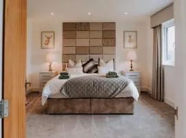Modern Comfort Escape for 12 Guests -Rural Setting