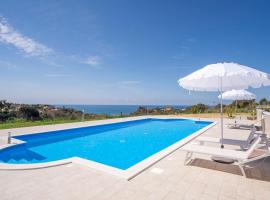Villa Adele - Family Apartments with panoramic pool, hotel u gradu Rikadi
