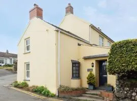 Charming Upper Solva Cottage by Beaches and Harbour