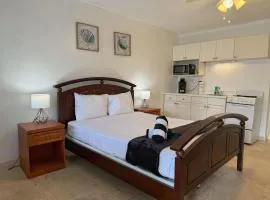 Stylish Beach Studio with Pool Apt14