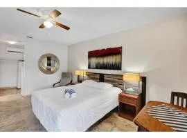 Stylish Beach Studio with Pool and Workspace Apt19