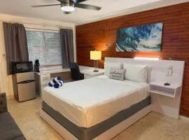 Stylish Beach Studio with Pool and Workspace Apt2