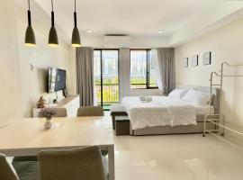 Suite Escape Mactan , condo with balcony near Mactan Newtown and Mactan Airport, hotelli kohteessa Mactan