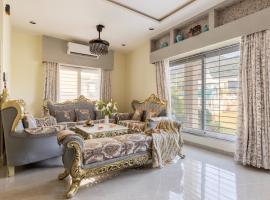 Deepti 3BHK Villa Projector Pool by Homeyhuts, hotel i Bedla