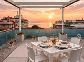 Attico Fronte Mare con Terrazza e Garage Privato - Condominio Lara
