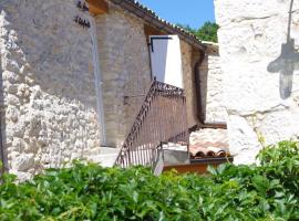 La Ferme D'estafinette، فندق في Redortiers