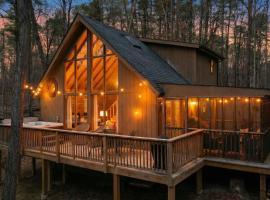 Dog-Friendly A-Frame with Hot Tub and Firepit, Hotel in Hedgesville