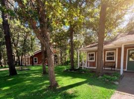 Private Cottage Cabin Brainerd Retreat Sleeps 13, hotel v destinácii Brainerd