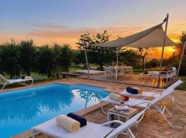 Country Villa -Private Pool, Jacuzzi, Tennis Court-, khách sạn ở Bagnola
