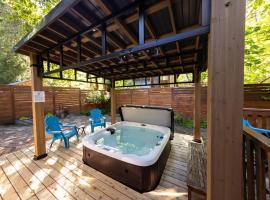 Cozy Mt Hood Adventures home with hot tub, hotel v destinaci Rhododendron