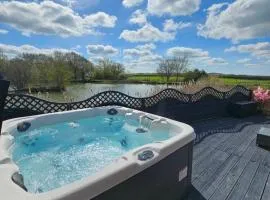 Lakefront Lodge with Hot Tub - Muscovy Lodge