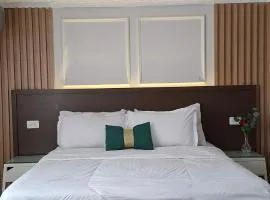 Designer Penthouse 2BR Rooftop Jacuzzi & Views