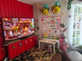 Relax & Recharge - a Unique Suite with a Touch of Luxury - Hot Tub and Sauna Inspired Decor #NOT A REAL SAUNA# Easy City Access - direct train 15 min to city