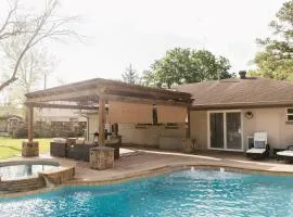 Pet-Friendly Luxe PoolHot Tub walk to Main Street