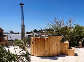 Chalet Emily Alpine Chic with Hot Tub and Ocean View, khách sạn ở Costa Teguise