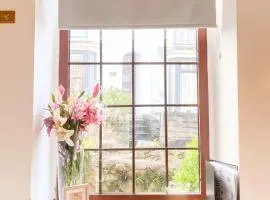 Mumbles Beachfront Escape Modern 3BR & Sea Views