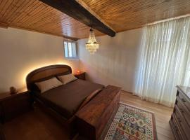 Pisogne Lake Iseo Vintage EBike Apartment Pet Friendly, hotel en Pisogne