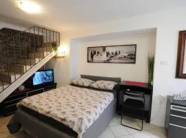 Holiday House - Bella Nicol