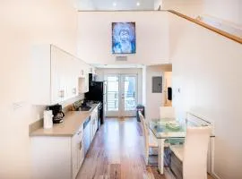 Modern One Bedroom Loft With Dining Area & Parking