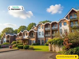 Couple stay at Hambachtal Holiday Park, hotel a Oberhambach