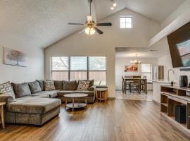 DFW Extended Stay! Convenient Family Home with Yard: Coppell şehrinde bir otel