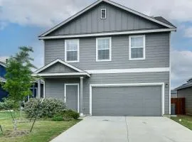 Spacious and Pet Friendly! Hill Country Home Base