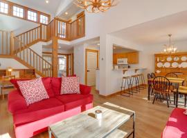 Near Slopes, Trails & Fun! Camelback Townhome, Hotel in Tannersville
