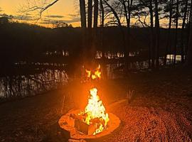 The Clubhouse - Near VIR, Caesars Casino, Unsalted, hotel din Roxboro