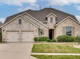 Near Lake and Family Fun! Spacious Oak Point Home