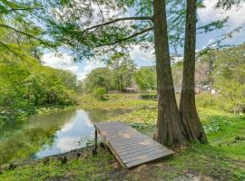 Bushnell Riverside Retreat with Hot Tub and Game Shed, hotel u gradu Bushnell