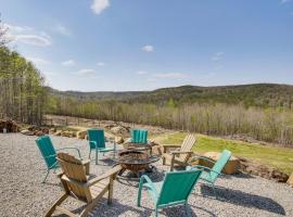 210-Acre Cabin w/ Trails & Hot Tub in Tuscumbia!, hotel i Tuscumbia