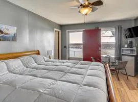 Explore the Bagnell Strip! Studio with Pool Access