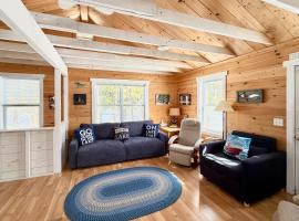 Cozy Cedarville Cottage - Walk to Lake Huron!, hotel i Cedarville