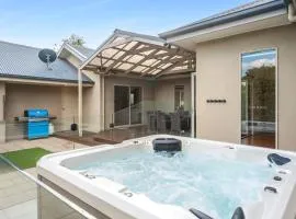 Meet Me at Maple Dual Living Sleeps 11 Spa Newtown