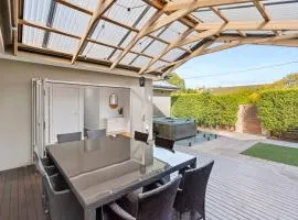 Meet Me at Maple Dual Living Sleeps 11 Spa Newtown