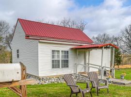 Serene McEwen Cottage about 2 Mi to Golf Course!, Hotel in McEwen